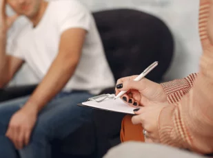 мужчина у психолога